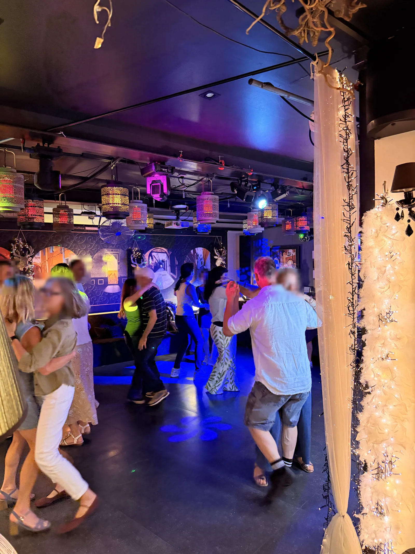 Piste de danse animée pendant la soirée latine