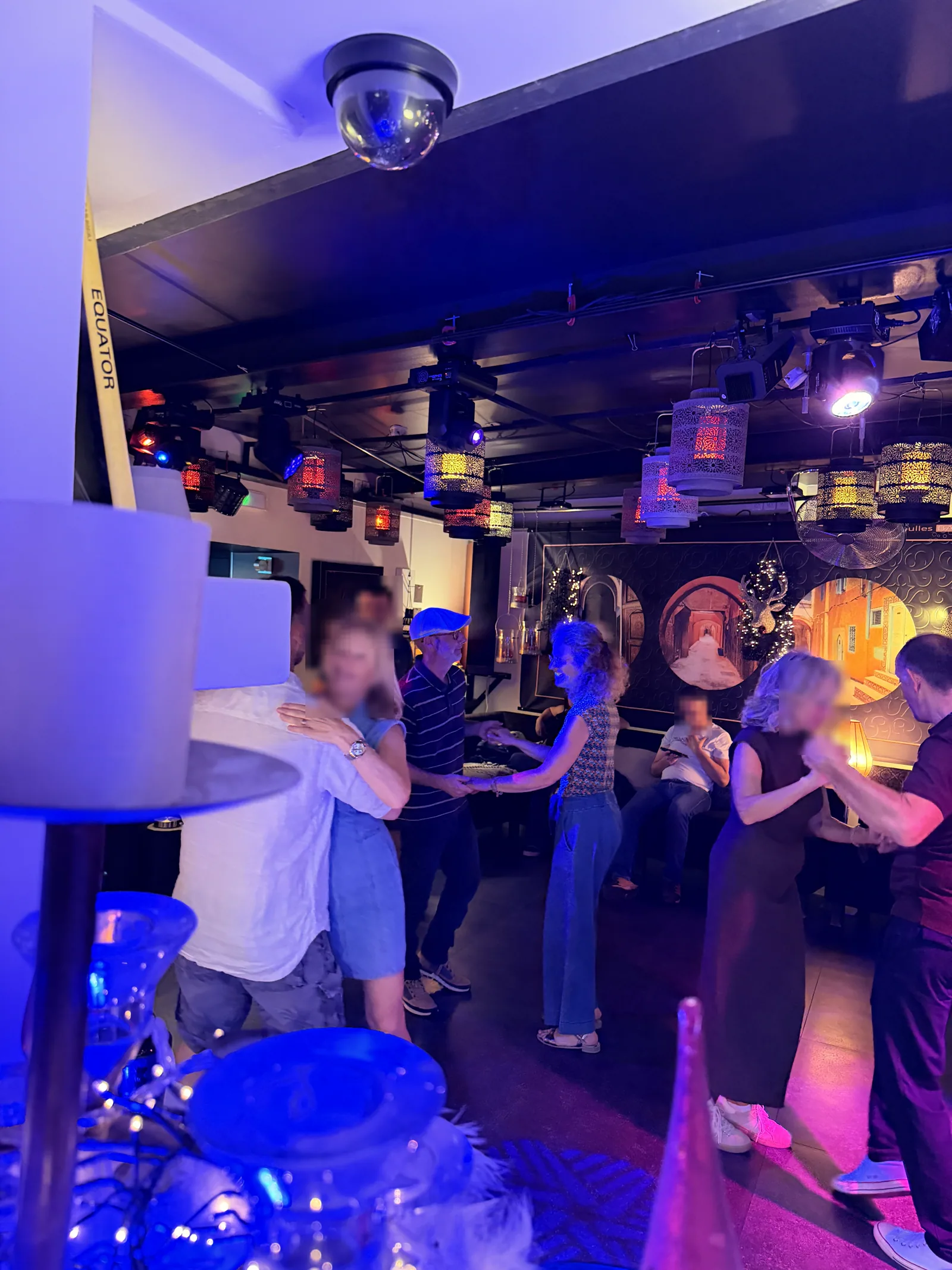Danseurs de salsa dans l’ambiance colorée du bar