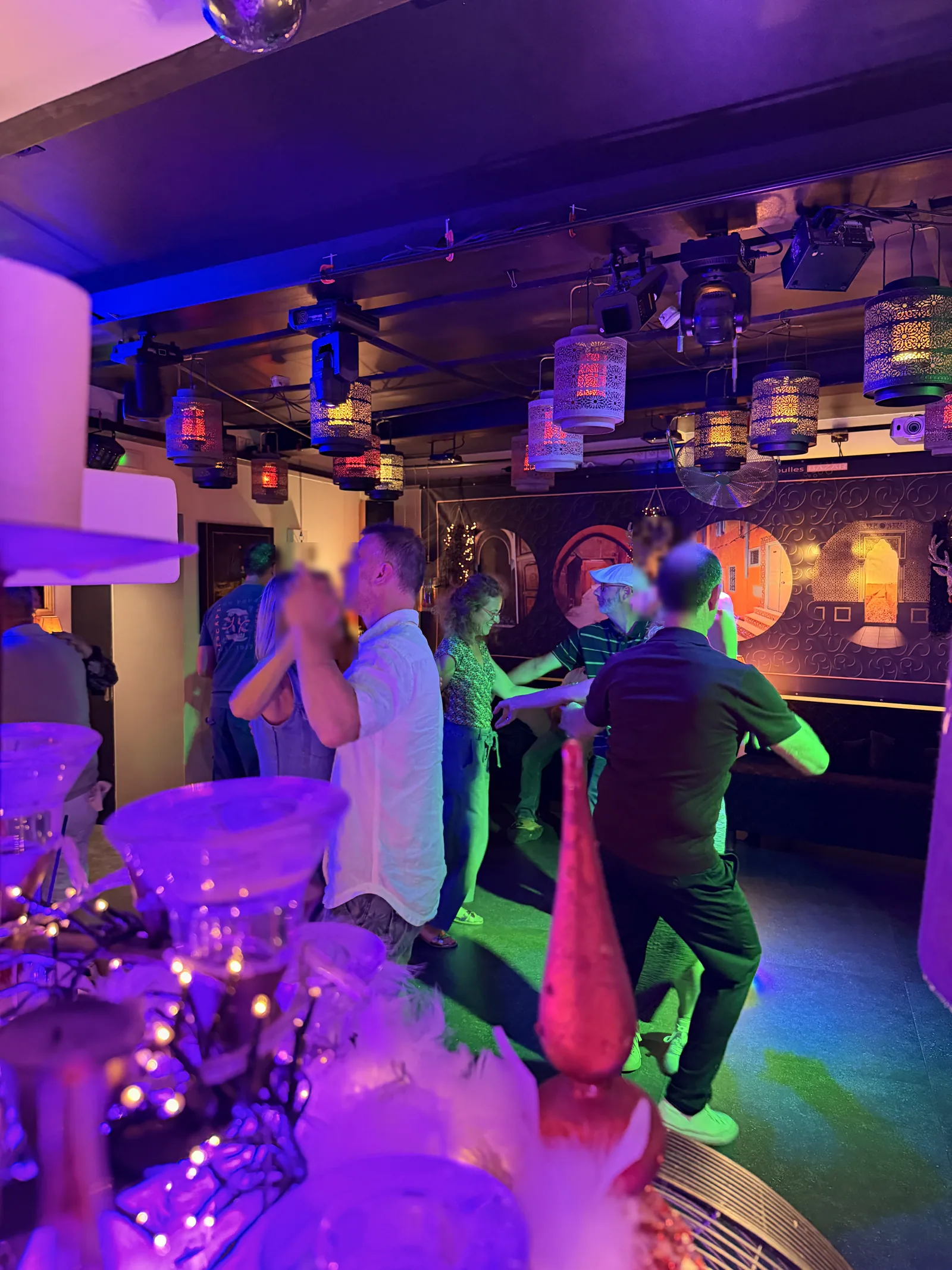 Couples partageant une danse au Bulles Bazar