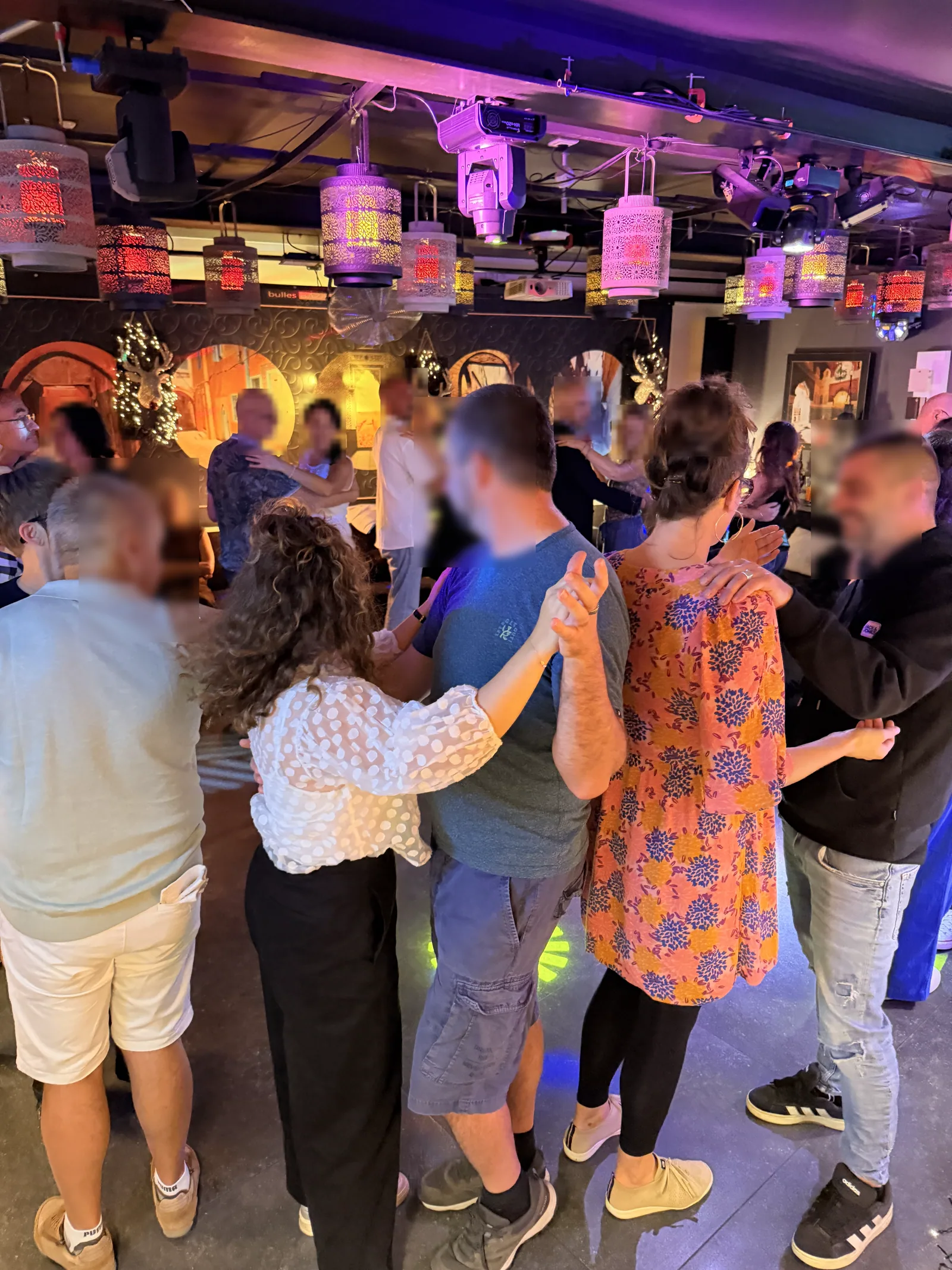 Danseurs réunis au cœur de la soirée