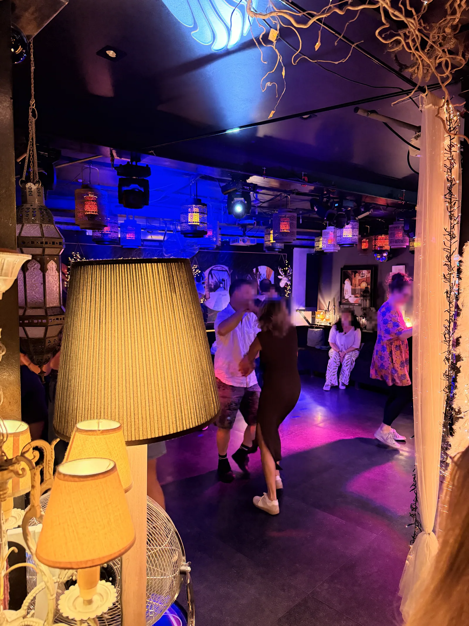 Danse et convivialité pendant la soirée du 16 septembre