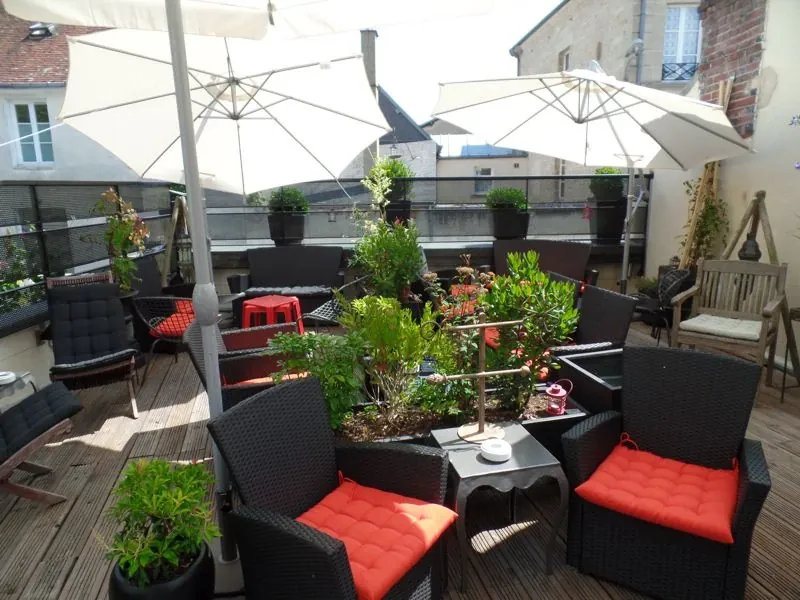 Terrasse rooftop lumineuse et végétale du Bulles Bazar