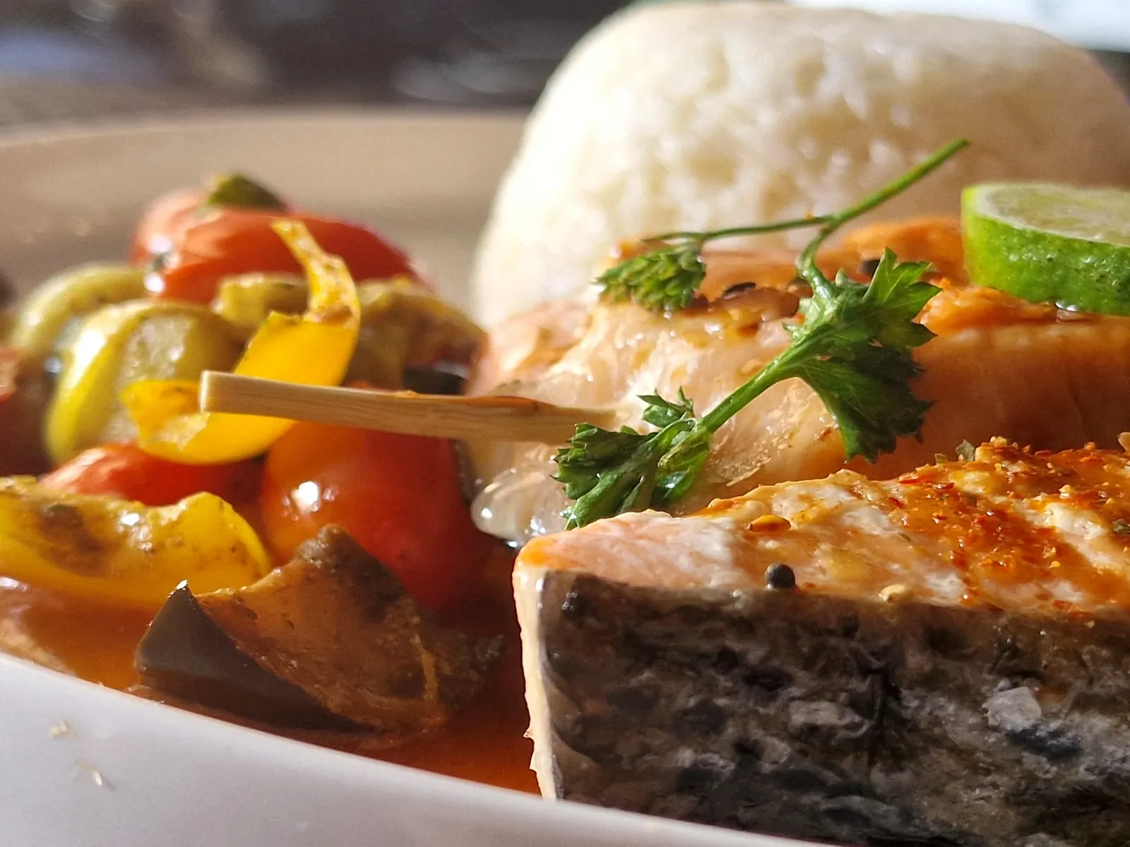 Assiette de saumon et légumes servie au déjeuner