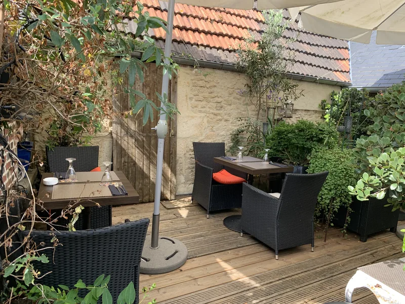 Terrasse végétale du Bulles Bazar avec tables dressées