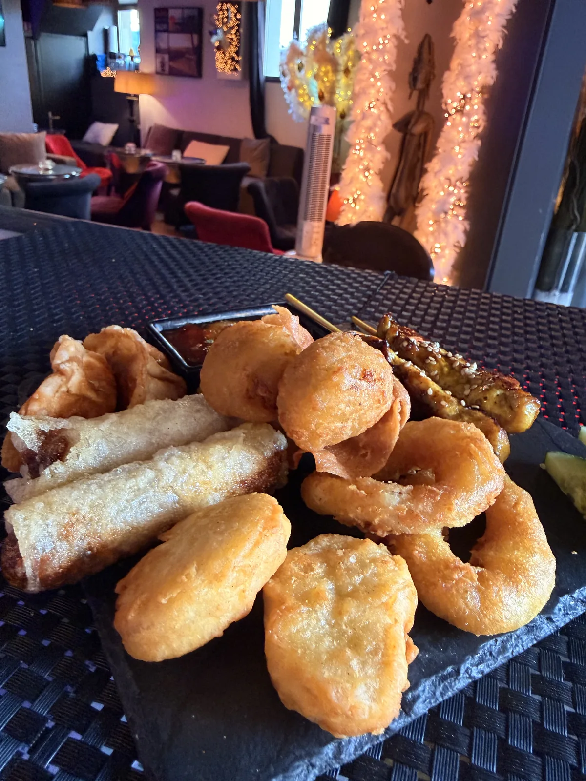Assiette de tapas et brochettes à partager