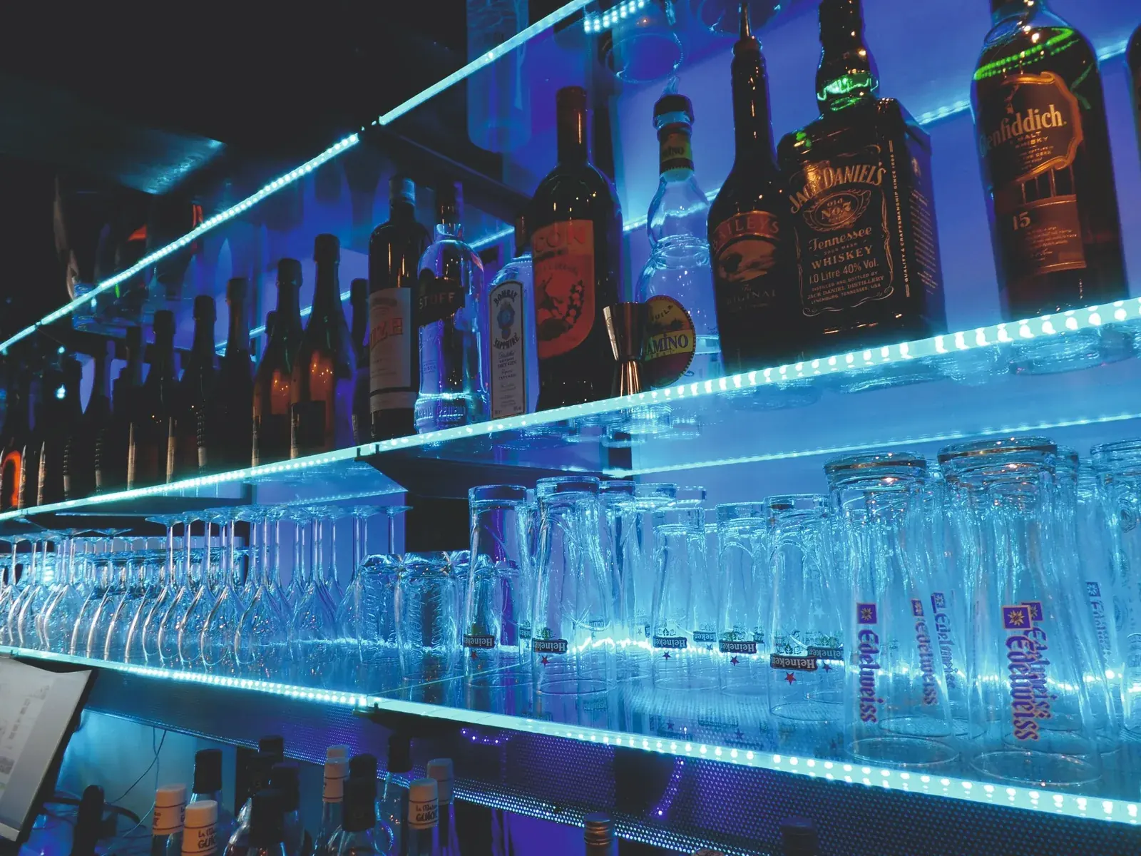 Bar lumineux du Bulles Bazar avec bouteilles et verres