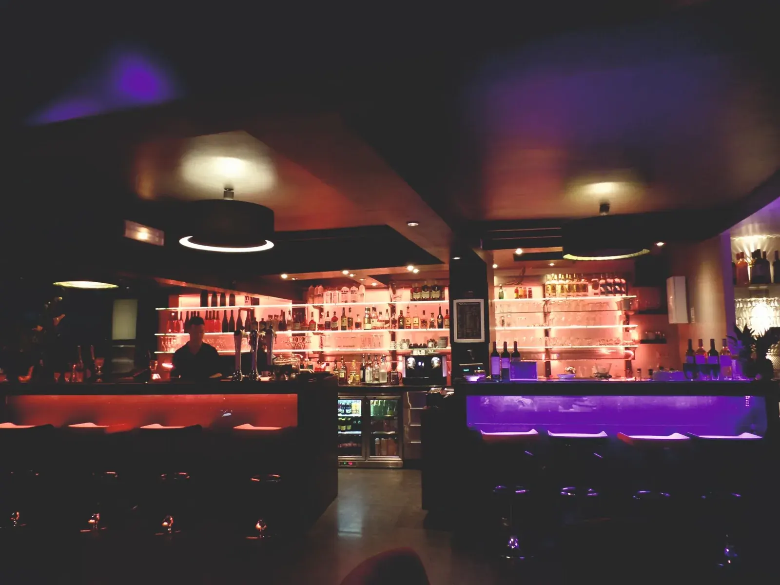 Ambiance nocturne du bar Bulles Bazar