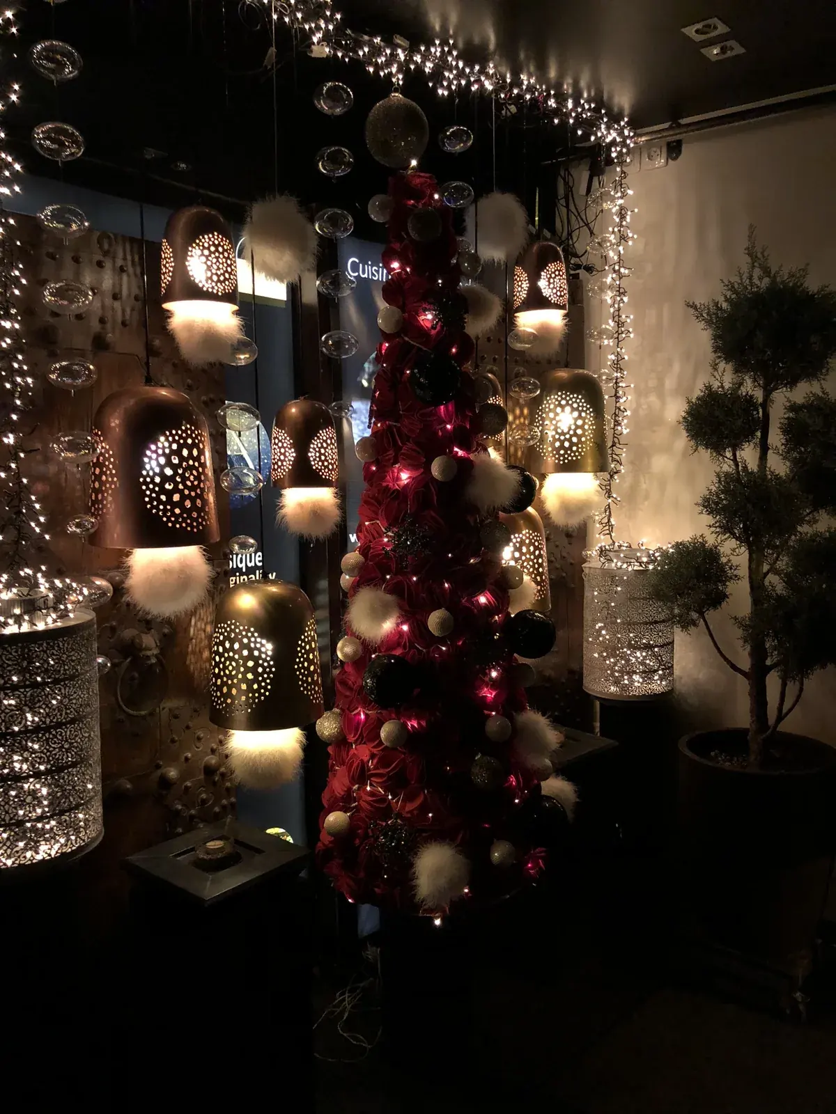 Décoration lumineuse et ambiance festive du Bulles Bazar