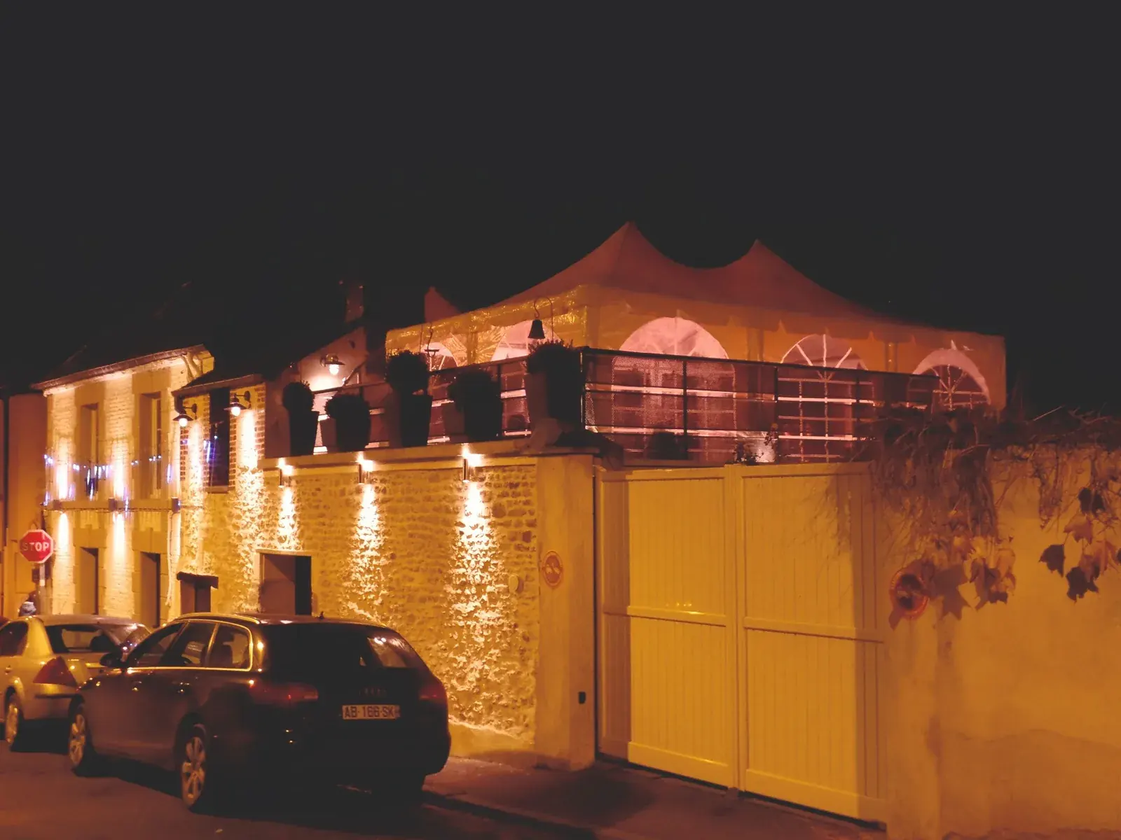 Façade et terrasse du Bulles Bazar de nuit à Argentan