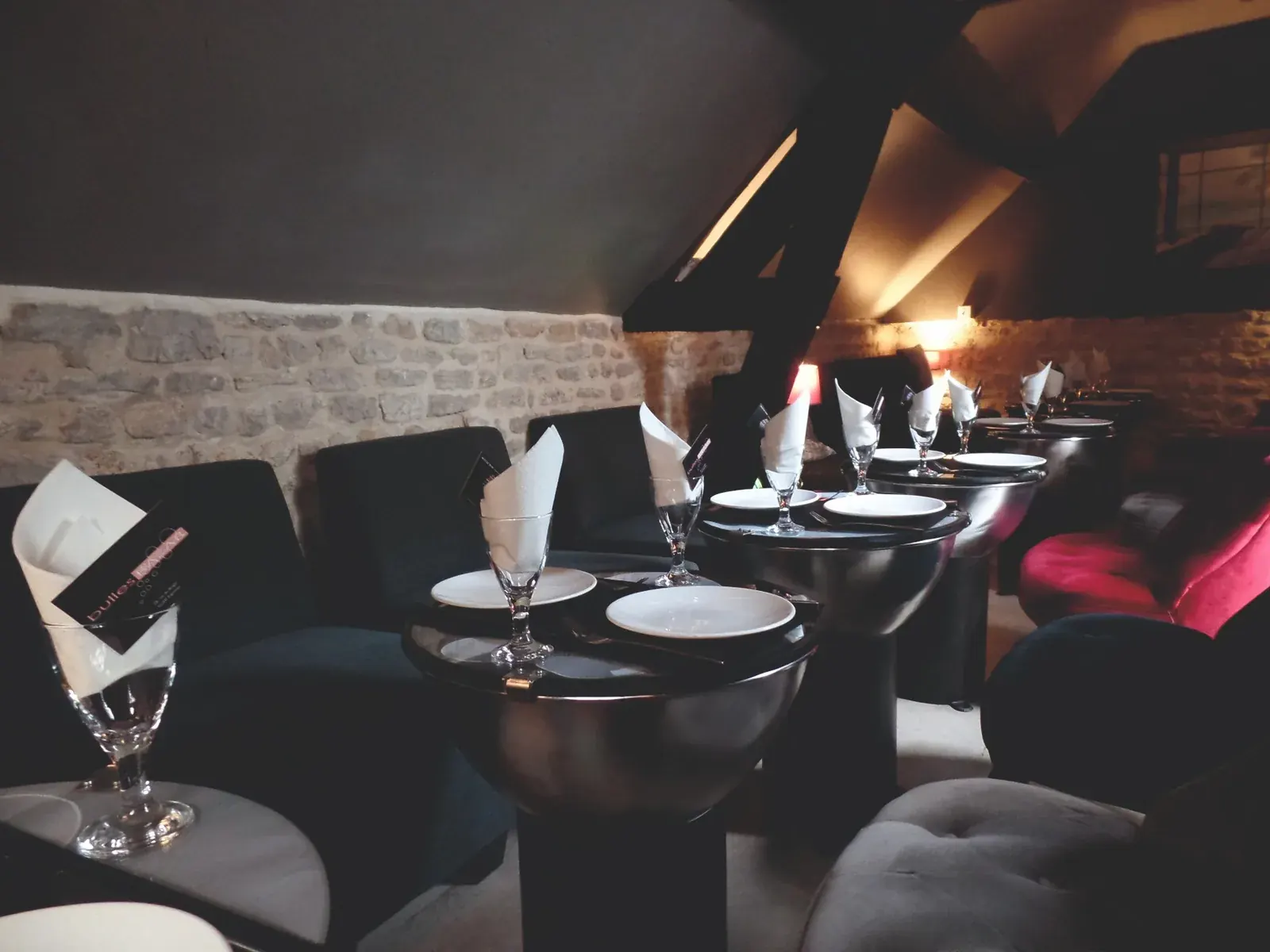 Mezzanine du Bulles Bazar avec tables dressées