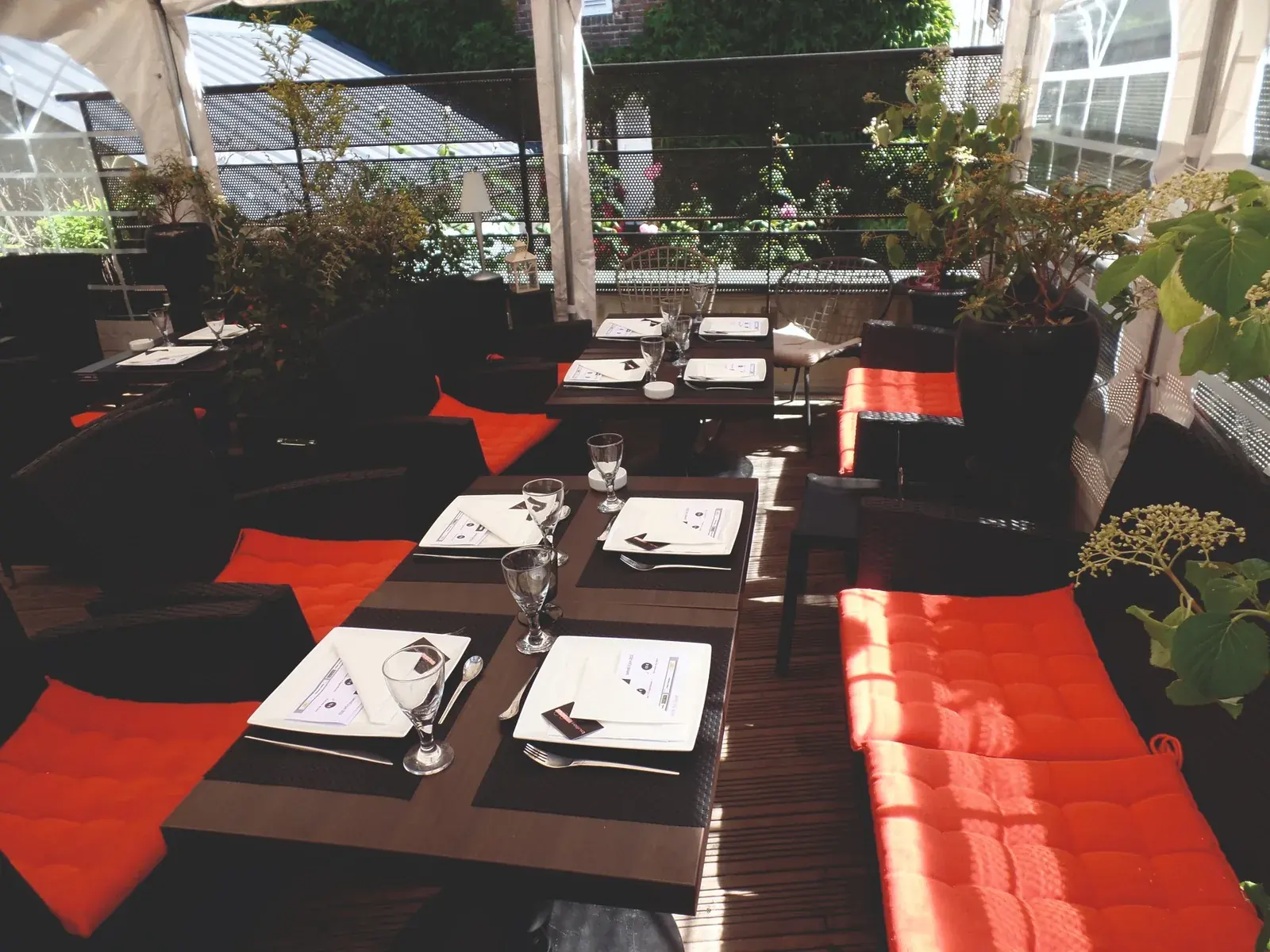 Terrasse végétale du Bulles Bazar avec tables dressées
