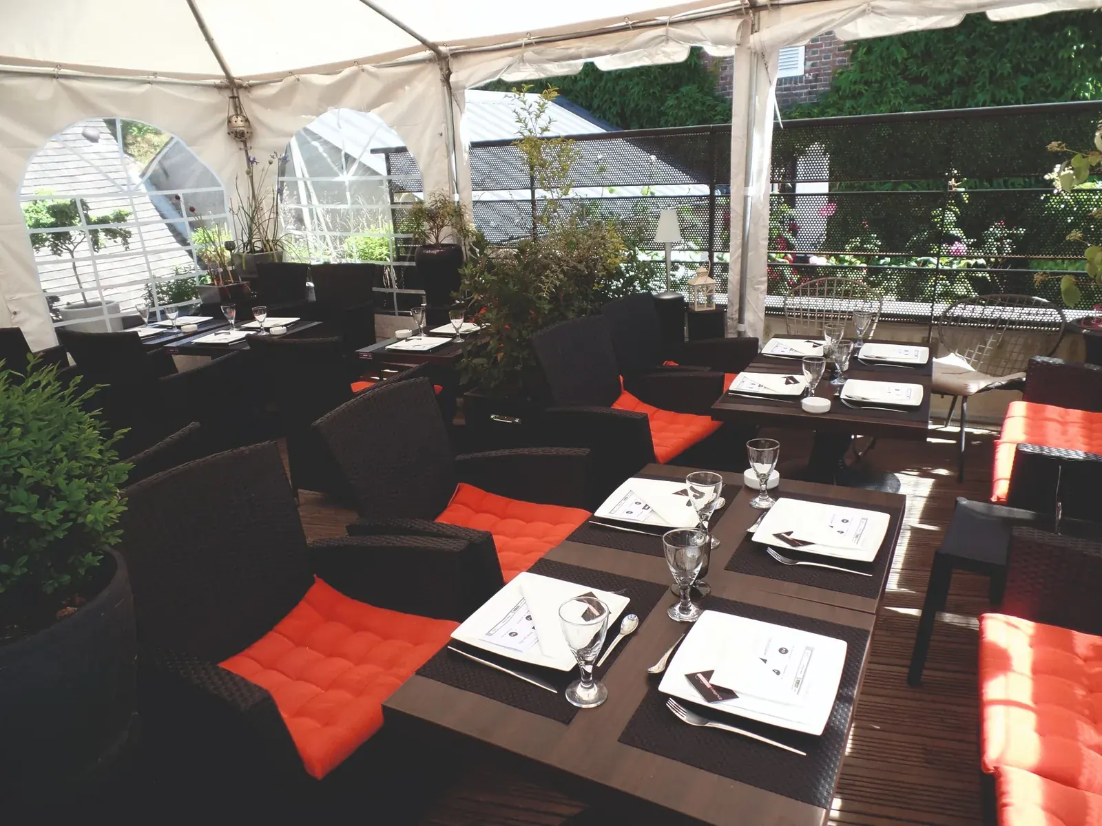 Terrasse rooftop du Bulles Bazar avec coussins orange