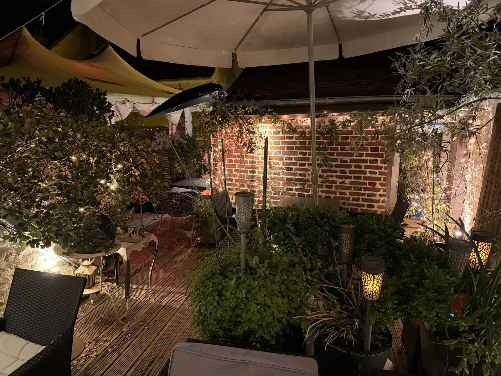 Terrasse végétale du Bulles Bazar avec tables dressées