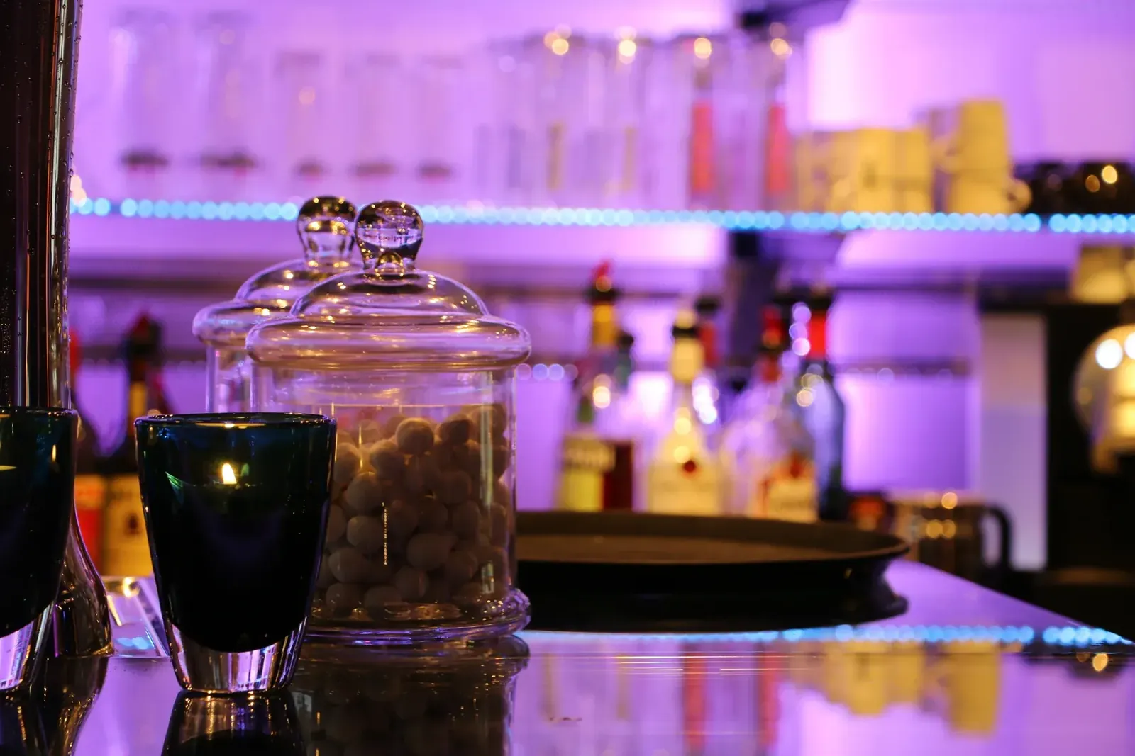 Bartresen und Lounge-Atmosphäre im Bulles Bazar
