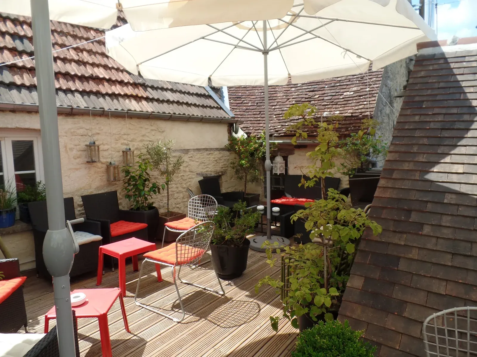 Lounge-Bar Bulles Bazar mit roter und violetter Beleuchtung
