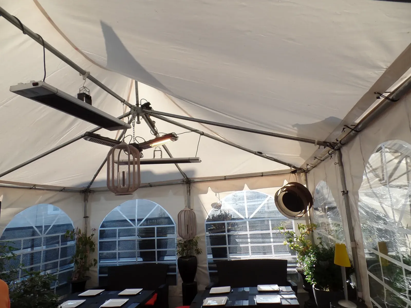 Begrünte Terrasse des Bulles Bazar mit gedeckten Tischen