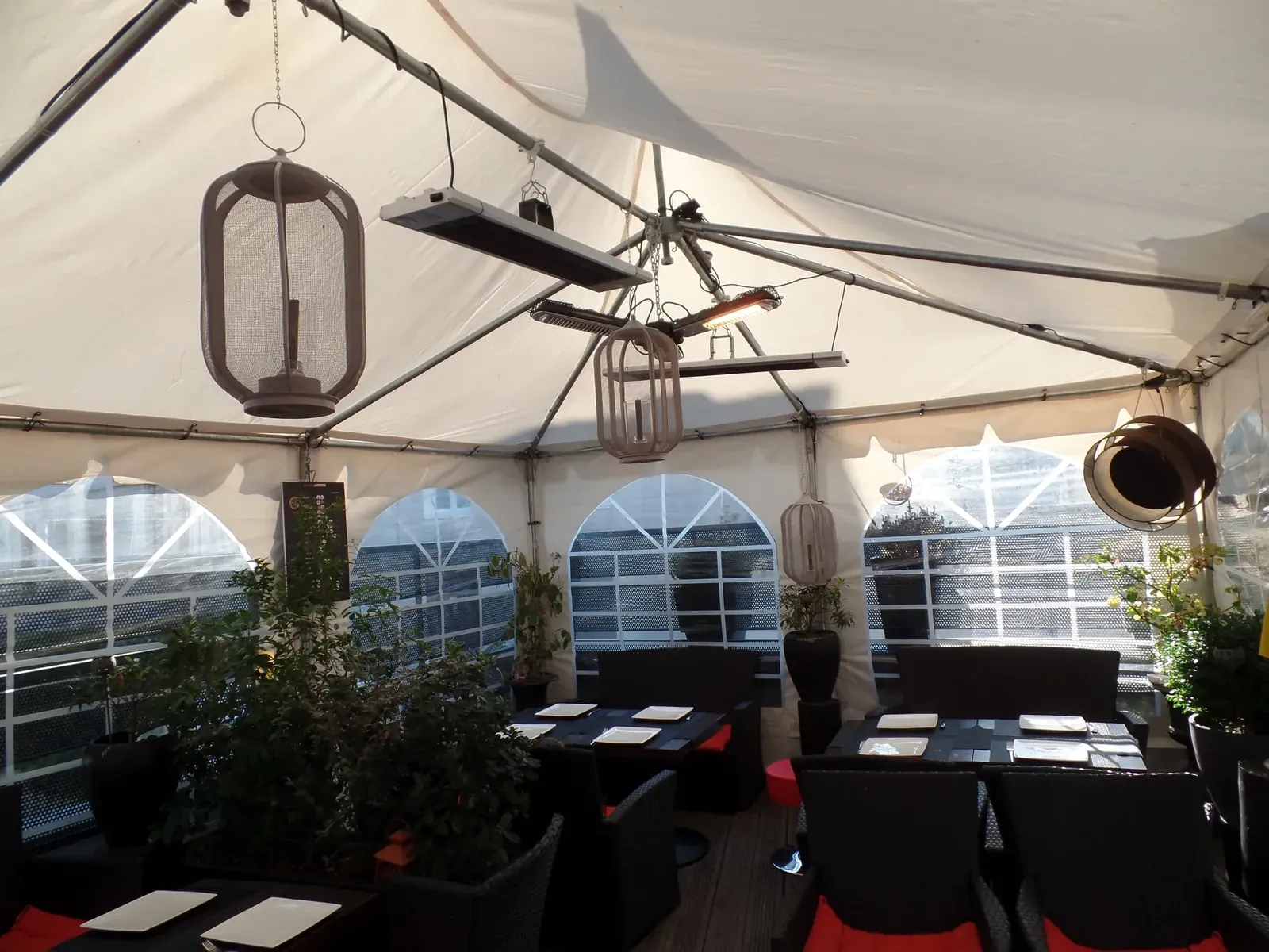 Dachterrasse des Bulles Bazar mit orangefarbenen Kissen